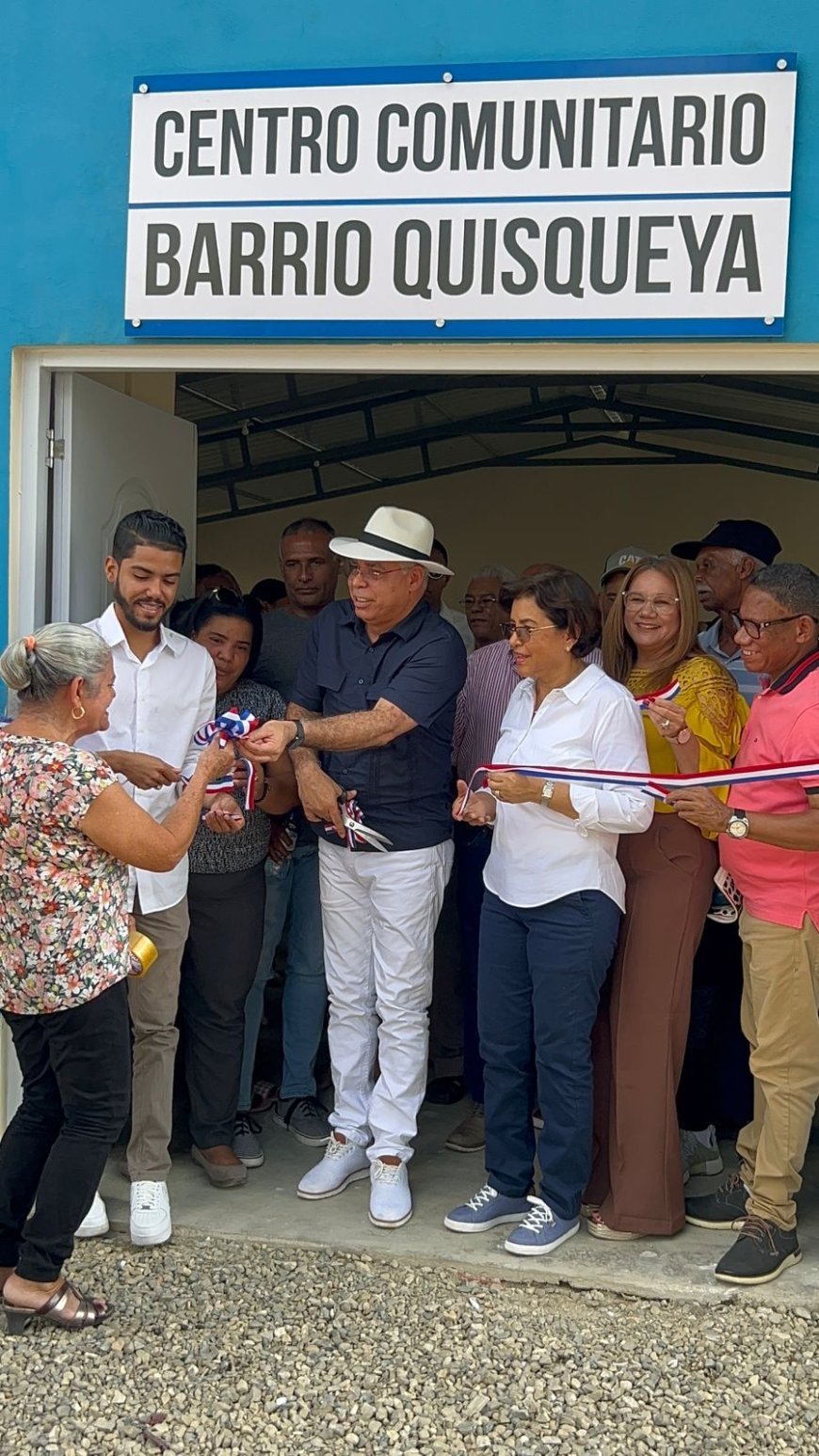 El director de la dirección general de desarrollo fronterizo el Lic Ramón Ernesto Pérez Tejada entregan centro de madre en el sector Quisqueya de loma de Cabrera